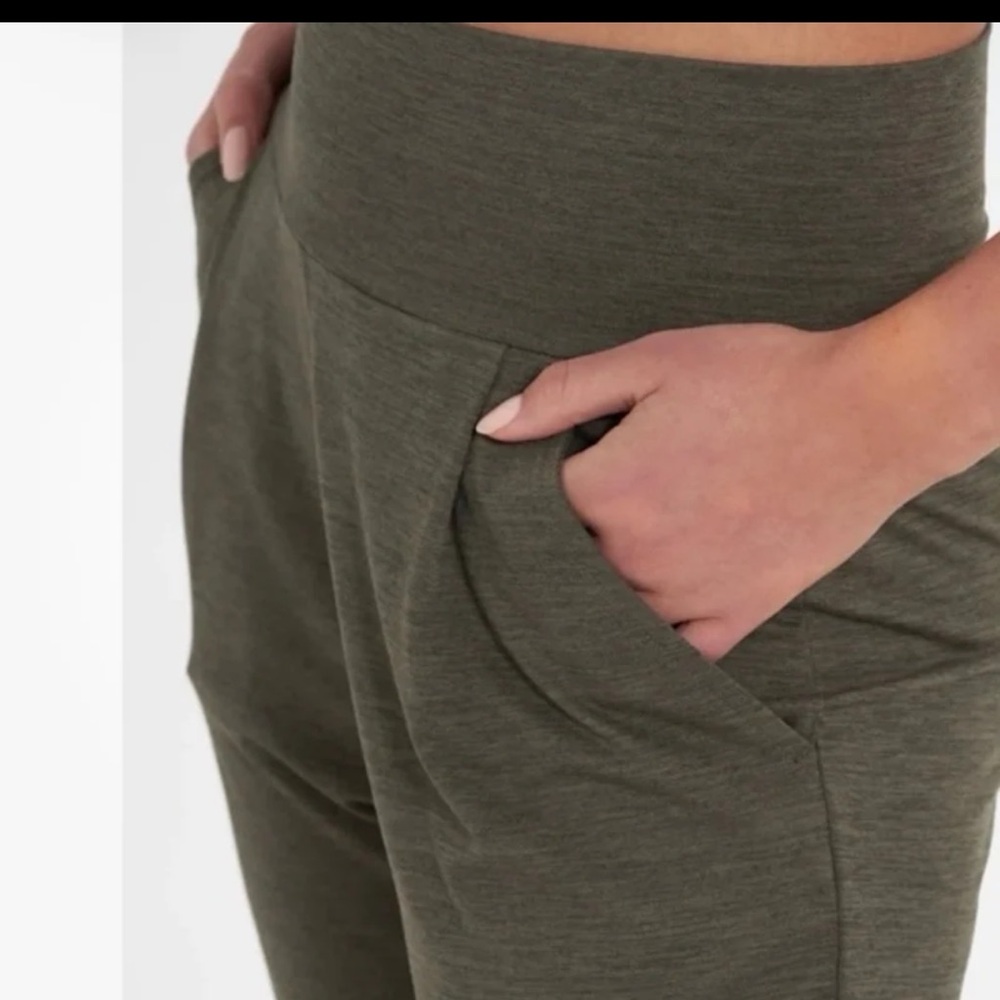 Vuori Lux Harem Jogger Pants size Medium in Charcoal Grey Heathered - Picture 4 of 12